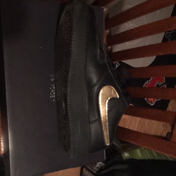 Size 8 Air Force 1 ‘07 - Picture 3 of 4